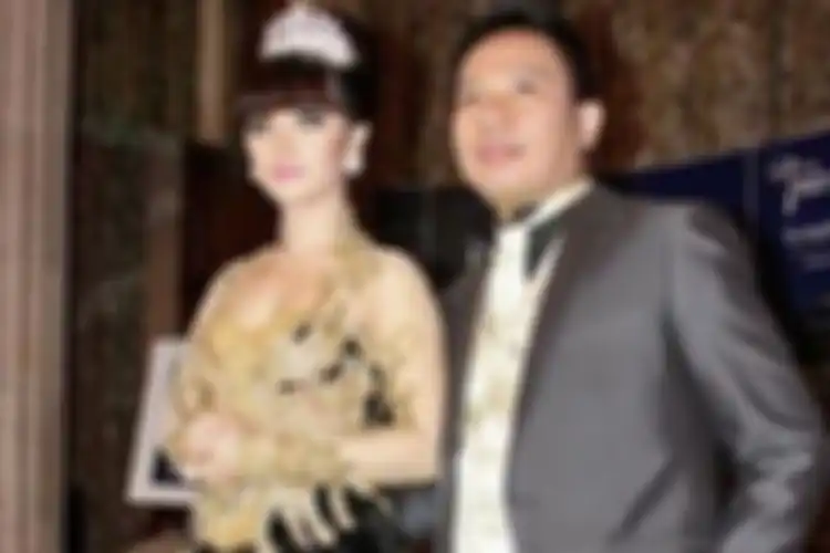 Zaskia Gotik dan Vicky Prasetyo saat tunangan 2013 lalu