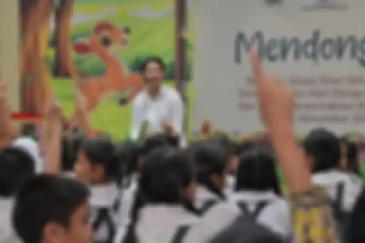 Franka Nadiem Makarim mendongeng di depan murid SD