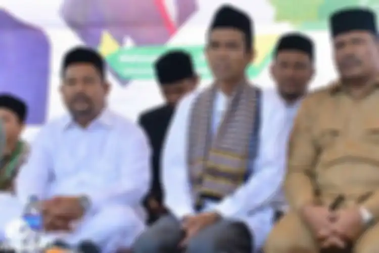 Ustaz Abdul Somad (tengah) sesaat sebelum memberikan kuliah umum di depan ribuan mahasiswa dan masyarakat di Universitas Malikussaleh, Aceh Utara, Senin (13/3/2018).