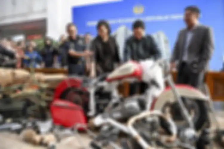 Menteri Keuangan Sri Mulyani (kedua kiri) bersama Menteri BUMN Erick Thohir (kedua kanan) dan Dirjen Bea Cukai Kemenkeu Heru Pambudi (kiri) melihat barang bukti motor Harley Davidson saat konferensi pers terkait penyelundupan motor Harlery Davidson dan sepeda Brompton menggunakan pesawat baru milik 