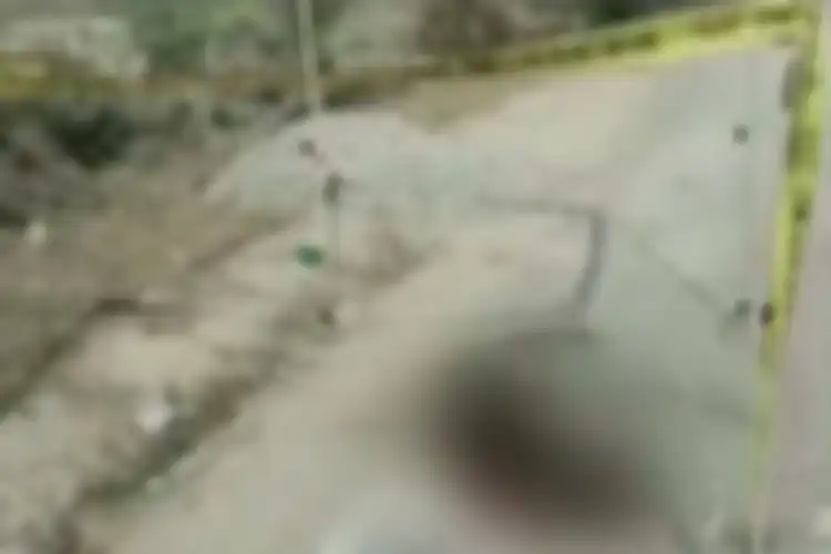 Gambar yang diburamkan memperlihatkan seorang gadis di Uttar Pradesh, India, dibakar hidup-hidup setelah hendak bersaksi terhadap pria yang memperkosa dirinya.