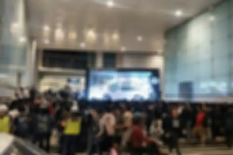 Para calon pembeli sepatu Compass & Darahku Biru memenuhi halaman West Mall Grand Indonesia, Jakarta Pusat pada Jumat (13/12).