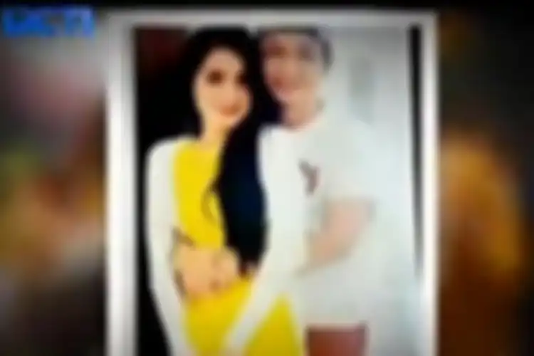 Seseorang mirip Pasha Ungu memeluk mesra perempuan mirip Angel Karamoy. Dalam foto lainnya mereka tampak berciuman.