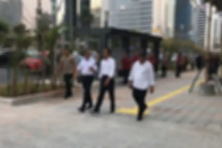 Presiden RI Jokowi, Menteri PUPR Hadimulyo, dan Gubernur DKI Anies Baswedan berjalan di trotoar jalan Sudirman.