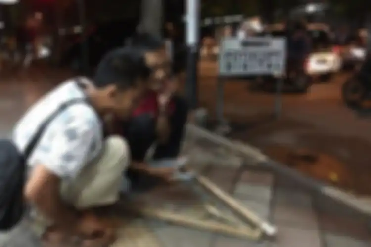 Ular kobra yang mengagetkan penjaga toko di jalan Jawa Jember.