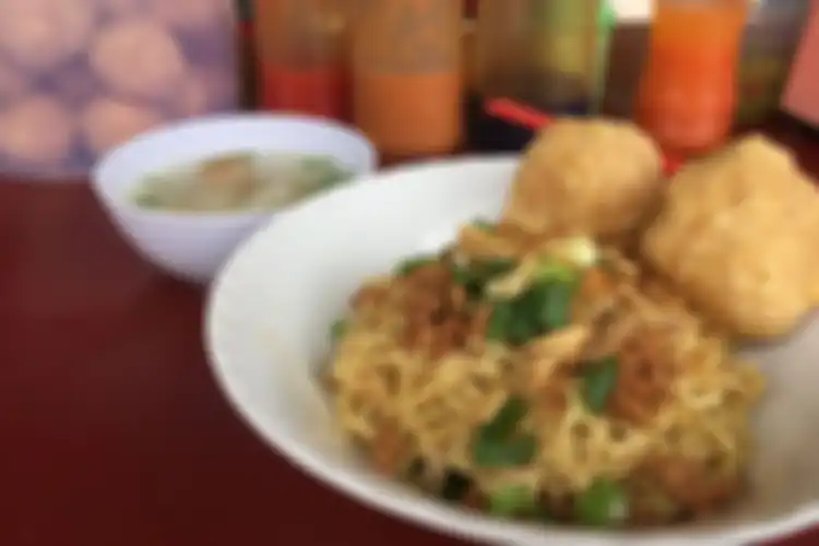 Bakmi Bangka Aloiy 777 dengan makanan pendamping bakso goreng ayam