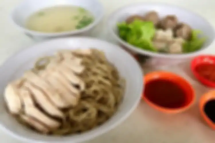 Bakmi Ayam Acang dengan makanan pendamping bakso dan sue kiau