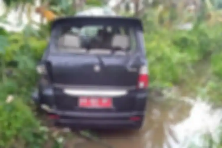  Mobil dinas yang disopiri JY, anak 16 tahun yang menabrak dan menewaskan BT (31) dan ST (5) di Jalan Raya Tebas, Kabupaten Sambas, Kalimantan Barat, Minggu (22/12/2019) pagi.