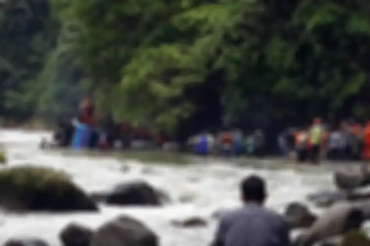Proses evakuasi korban kecelakaan bus Sriwijaya yang masuk ke jurang di i Liku Lematang, Desa Prahu Dipo, Kecamatan Dempo Selatan, kota Pagaralam, Sumatera Selatan, Selasa (24/12/2019).