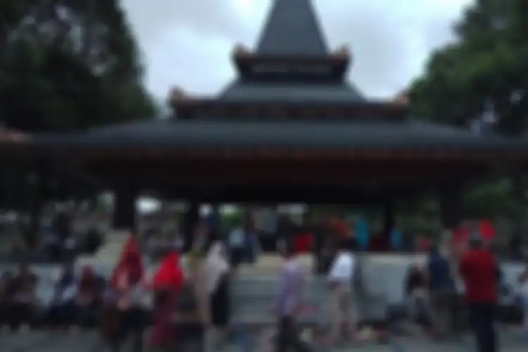 Warga berdoa di pusara Bung Karno di Blitar.