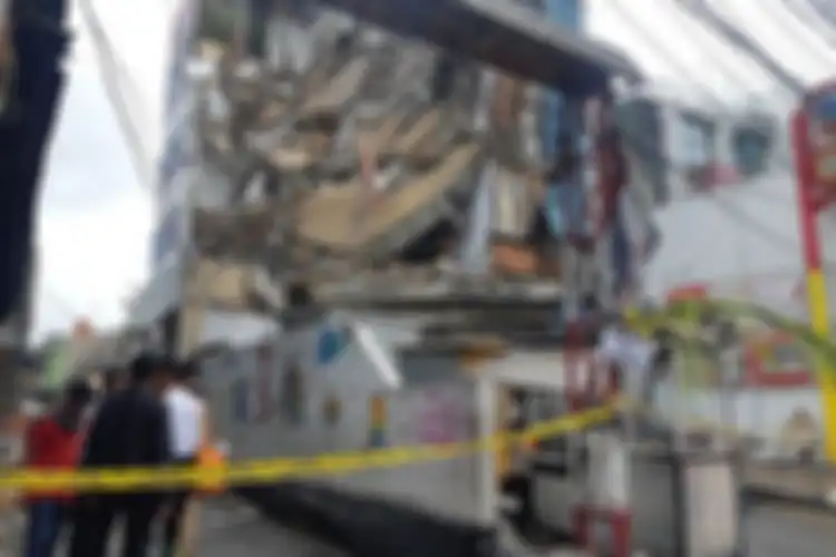 Gedung roboh di Jalan Brigjen Katamso, Kota Bambu Selatan, Palmerah, Jakarta Barat, Senin (6/1/2020) pagi. 