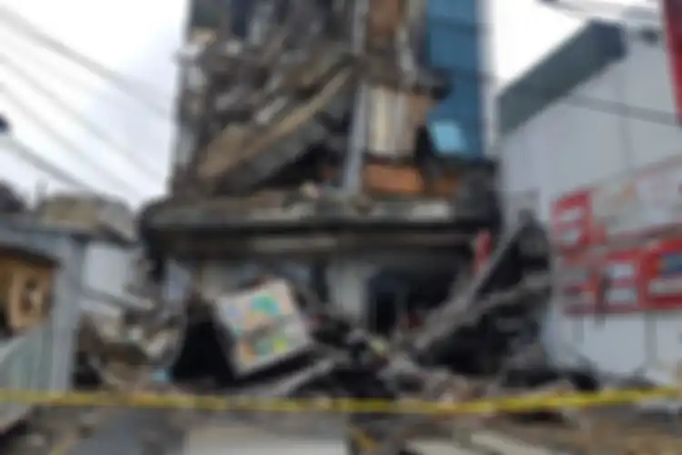 Gedung roboh di Jalan Brigjen Katamso, Kota Bambu Selatan, Palmerah, Jakarta Barat, Senin (6/1/2020) pagi.