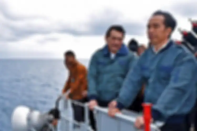 Presiden Joko Widodo meninjau kawasan perairan Natuna dari atas KRI Imam Bonjol, Kamis (23/6/2016)