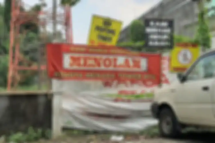Warga padukuhan Denggung, Desa Tridadi, Kabupaten Sleman segel gerbang depan menuju menara komunikasi dengan memasang spanduk bertuliskan protes