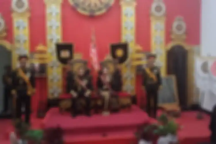 Singgasana yang didominasi warna merah, kuning dan hitam