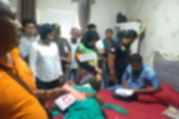Zuraida Hanum, istri sekaligus otak pembunuhan hakim PN Medan Jamaluddin, mendengarkan polisi saat membacakan berita acara rekonstruksi pembunuhan hakim PN Medan, Jamaludin di dalam kamar.