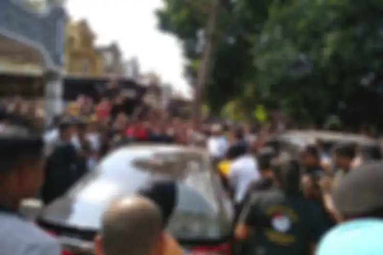 Warga menyoraki tersangka ZH saat berjalan menuju mobil Camry saat rekonstruksi pembunuhan hakim PN Medan Jamaludin