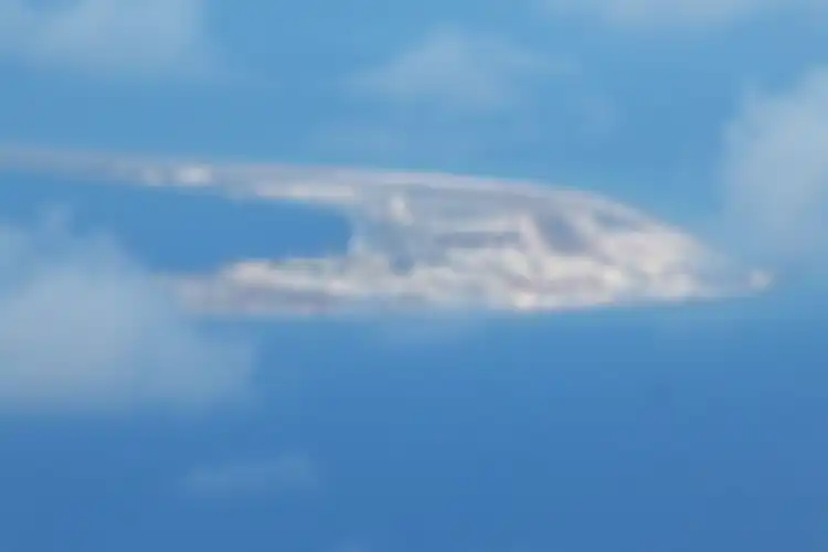 Foto udara daratan buatan China, Karang Subi di Kepulauan Spratly di Laut Cina Selatan. AS menyebut Beijing akan membangun tujuh pangkalan militer di jalur laut yang disengketakan.