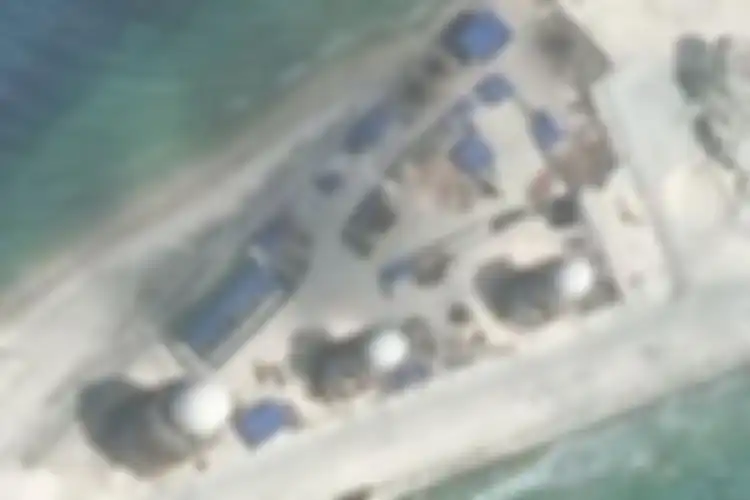 Pembangunan di pulau karang Fiery Cross di Kepulauan Spratly, menurut citra satelit yang direkam pada 9 Maret 2017, yang dirilis oleh Asia Maritime Transparency Initiative (AMTI).
