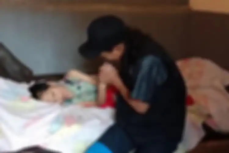 Relawan ACT, Ardian bercengkerama dengan Sukiyah.