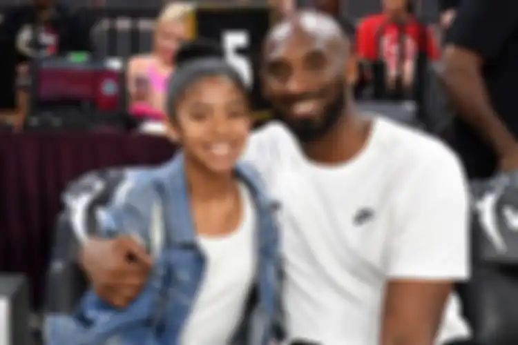 Gianna Bryant atau biasa dipanggil Gigi dan ayahnya, mantan pemain NBA Kobe Bryant, menghadiri pertandingan WNBA All-Star Game 2019 di Mandalay Bay Events Center pada 27 Juli 2019 di Las Vegas, Nevada. Kobe Bryant dan putrinya, Gigi, meninggal dunia dalam kecelakaan helikopter pada Minggu 26 Januari 2020.