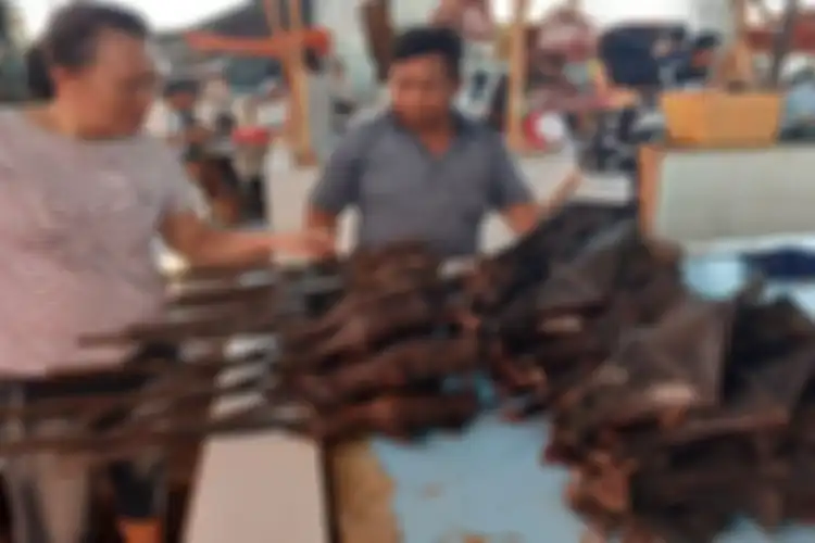 Joly Adrian tetap menjajakan daging kelelawar meski beredar kabar kelelawar menyebarkan virus Corona