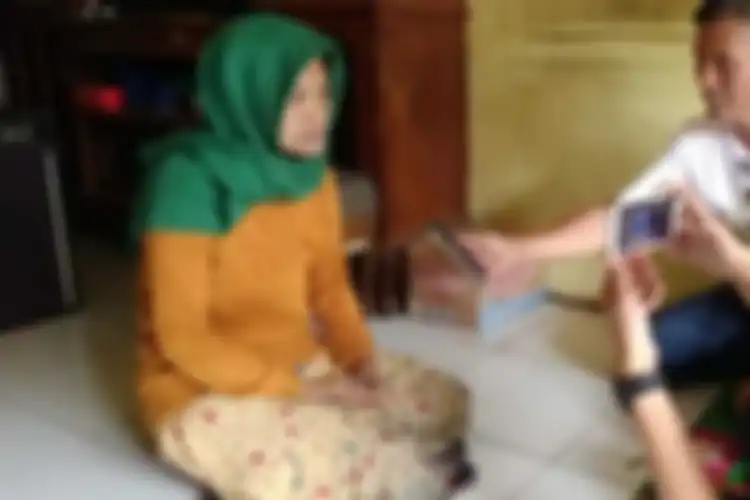  Wati Fatmawati (46), ibunda mendiang Delis Sulistina (13) siswi SMPN 6 Tasikmalaya yang jenazahnya ditemukan di dalam gorong-gorong sekolahnya, Senin (27/1/2020)
