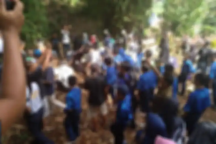 Prosesi pemakaman siswi SMP di Tasikmalaya yang ditemukan tewas di gorong-gorong sekolahnya dihadiri teman-teman sekolahnya dan warga setempat pada Rabu (29/1/2020) lalu.
