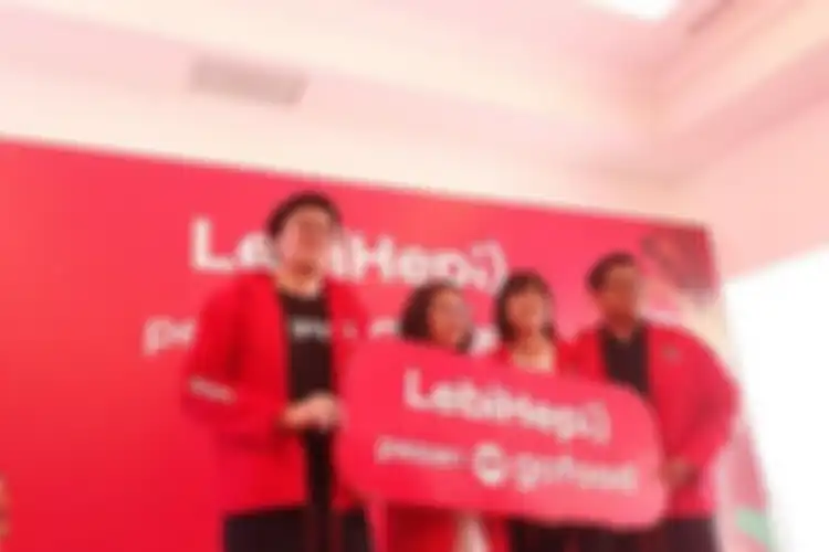 Chief Food Officer Gojek, Catherine Hindra Sutjahyo (kedua kanan) berfoto bersama dalam acara LebiHepi Gofood di Jakarta, Selasa (11/2/2020)