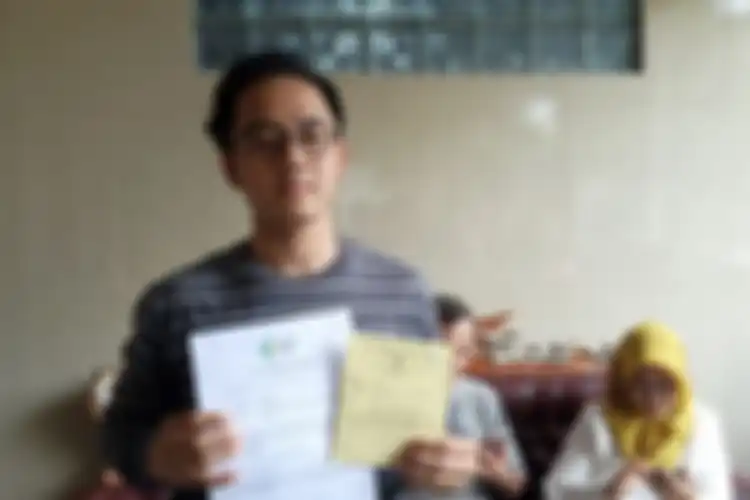 Yusuf Azhar (22) didampingi ayah dan ibunya sehari setelah dipulangkan dari Natuna usai masa observasi dan karantina virus corona (Covid-19) saat ditemui di kediamannya di Kecamatan Gunung Sindur, Kabupaten Bogor, Jawa Barat, Minggu (16/2/2020).