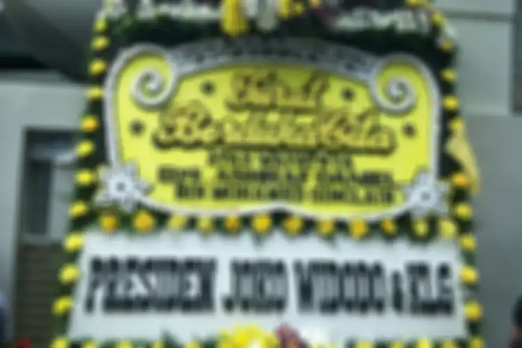 Karangan bunga dari Presiden Joko Widodo di depan rumah Ashraf Sinclair dan BCL di kawasan Pejaten Barat, Jakarta Selatan, Selasa (18/2/2020)