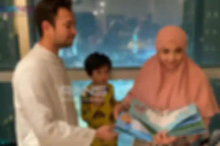 Raffi Ahmad dan Nagita saat diberikan kejutan ulang tahun oleh tim RANS Entertainment.(YouTube/ RANS Entertainment)