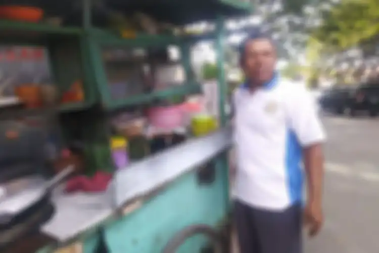 Supriyadi, ayahnda Risky Saputra, penjual sate dan gado-gado keliling, tak menyangka anaknya bisa lolos menjadi polisi, Rabu (19/2/2020).