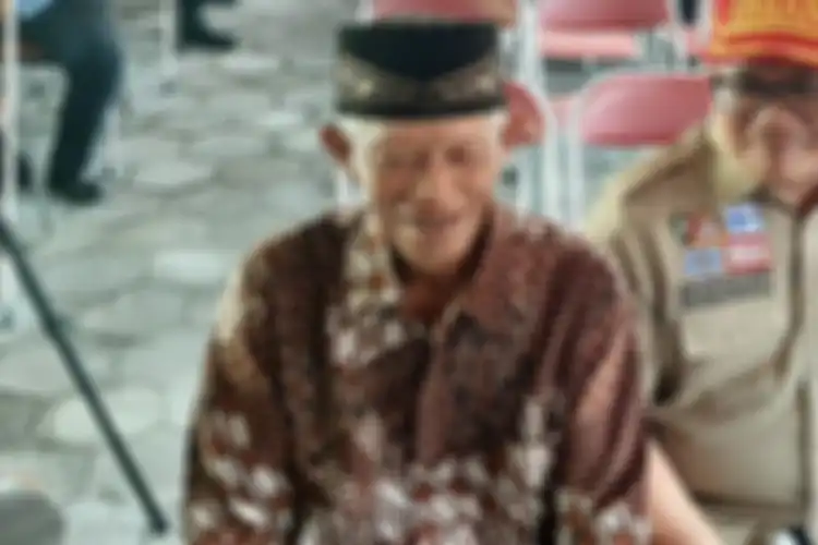 Sudiro dan Sudarwanto alias Kodir saat duduk bersama Direktur Perlindungan Sosial Korban Bencana Alam Kemensos RI Rachmat Koesnadi sebelum penyerahan penghargaan.