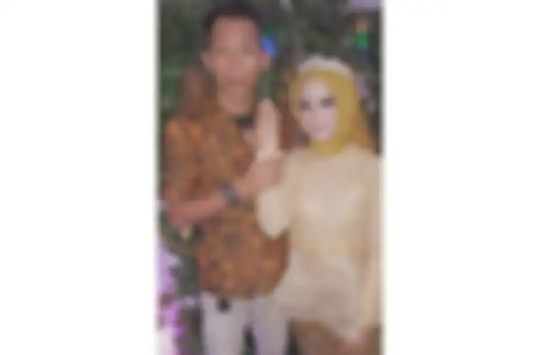 Foto Regina Rosaliani dan Ari Setiawan saat menunjukkan cincin petunangannya.