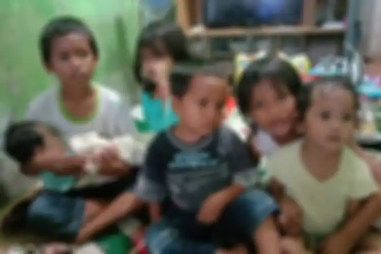 Enam bocah yatim piatu yang ditinggalkan ayah dan ibu meninggal dunia di hari yang sama, di RT 20 Kelurahan Sepinggan Raya, Kota Balikpapan, Kalimantan Timur, Minggu (23/2/2020).