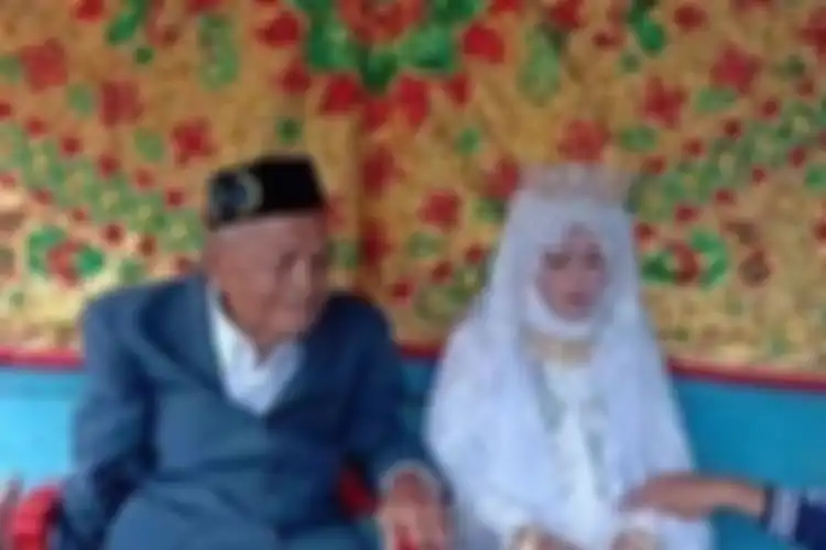 Seorang kakek usia 103 tahun menikahi gadis berusia 27 tahun di Sulawesi Selatan. 