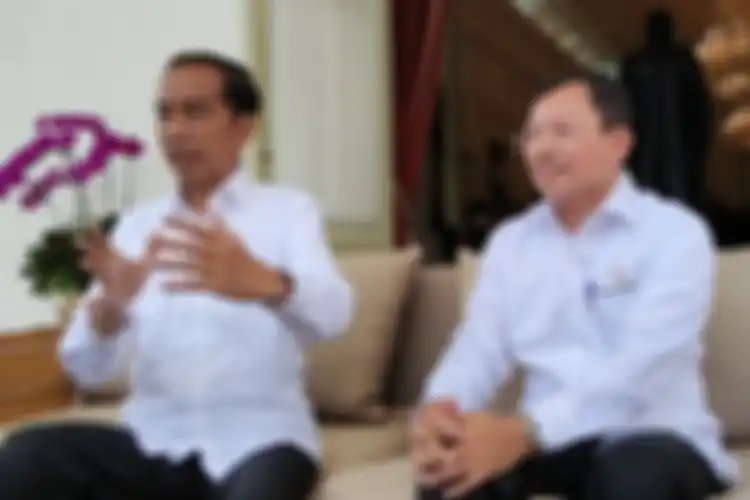 Presiden Joko Widodo bersama Menteri Kesehatan Terawan Agus Putranto mengumumkan kasus pertama positif Corona di Indonesia, di Istana Kepresidenan, Jakarta, Senin (2/3/2020)