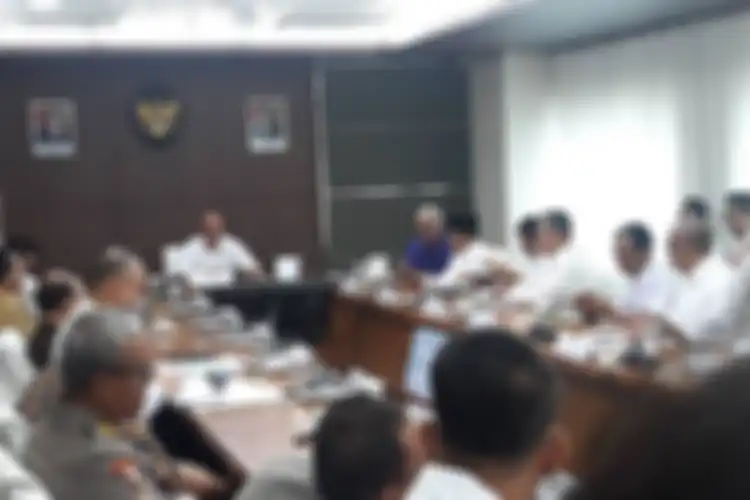 Menteri Koordinator bidang Pembangunan Manusia dan Kebudyaan (Menko PMK) Muhadjir Effendy memimpin rapat mengenai revisi hari libur nasional dan cuti bersama tahun 2020 di kantor Kemenko PMK, Senin (9/3/2020).