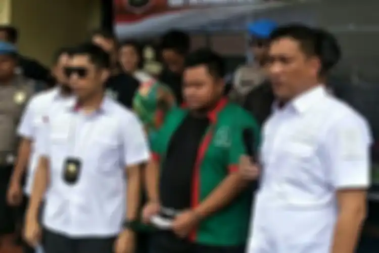Kanit 1 Satresnarkoba Polres Jakarta Barat AKP Arif Oktora, ITY asisten Ririn Ekawati, dan Kasatnarkoba Polres Jakarta Barat Kompol Ronaldo Siregar dalam konferensi pers di Polres Jakarta Barat, Senin (9/3/2020)