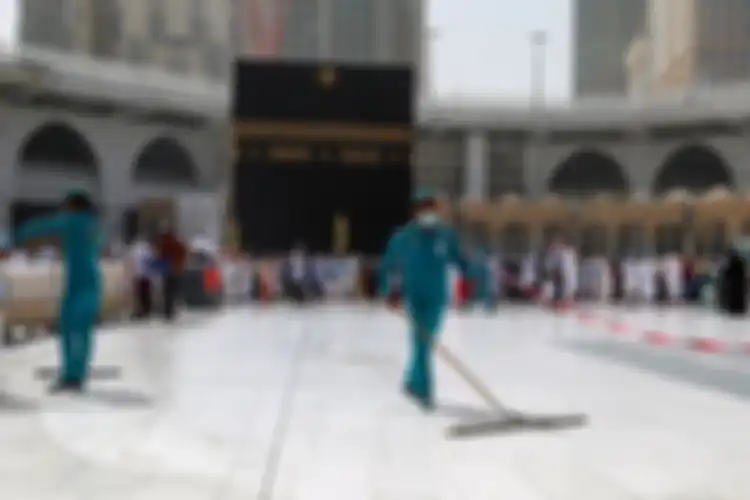 Petugas kebersihan dengan peralatan lengkap sedang membersihkan area Kakbah di Masjidil Haram, Mekah, Arab Saudi, Selasa (3/3/2020).