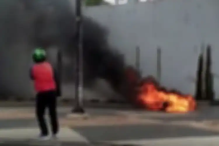Sebuah motor terbakar hebat di Terowongan Pasar Gemblong