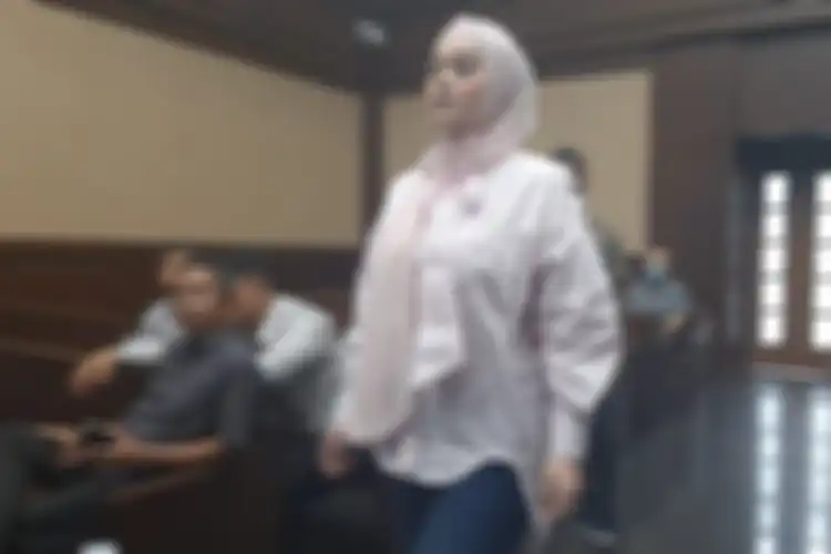 Artis Jennifer Dunn saat dihadirkan sebagai saksi dalam kasus dugaan tindak pidana pencucian uang (TPPU) oleh adik mantan Gubernur Banten Ratu Atut Chosiyah, Tubagus Chaeri Wardana alias Wawan pada Senin (9/3/2020).