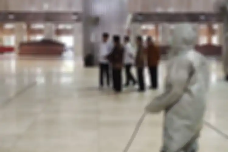 Presiden Joko Widodo meninjau proses sterilisasi Masjid Istiqlal, Jakarta Pusat, Jumat (13/3/2020) pagi. Proses sterilisasi ini dilakukan dalam rangka mencegah penularan virus corona Covid-19.