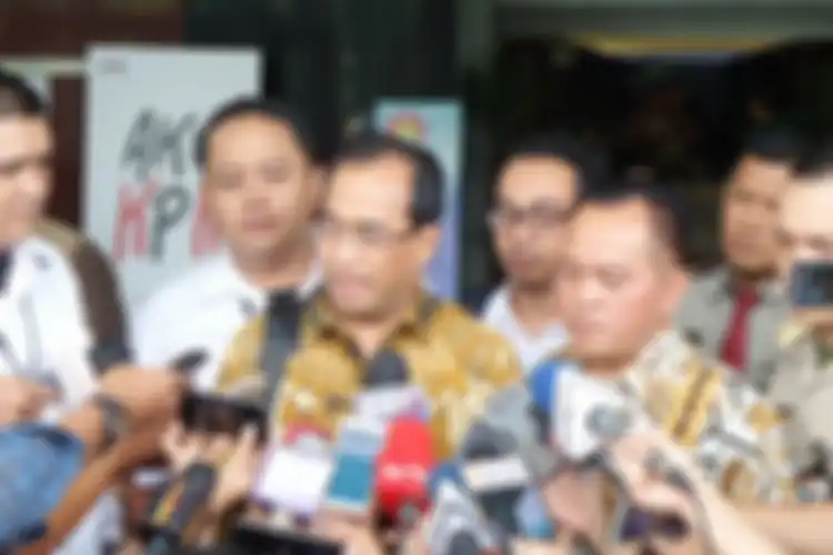 Menteri Perhubungan Budi Karya Sumadi diwawancarai wartawan seusai diperiksa di Gedung KPK Jakarta, Selasa (17/10/2017).