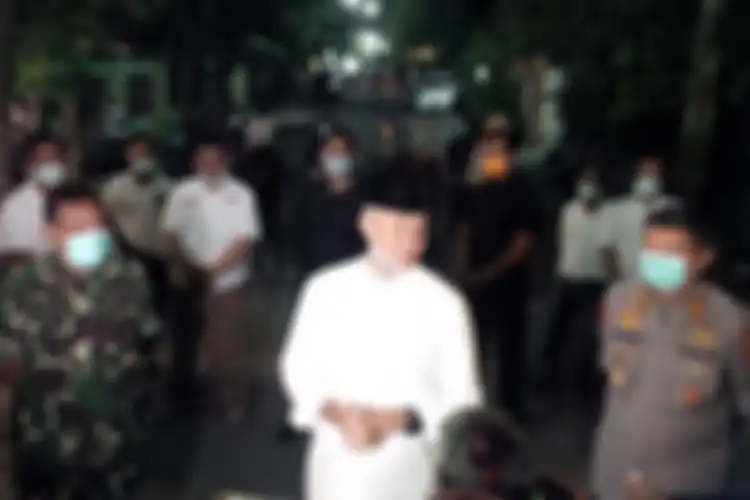 Gubernur Jateng Ganjar Pranowo seusai melayat ke rumah duka almarhumah Ibunda Presiden Jokowi di Sumber, Kecamatan Banjarsari, Solo, Jawa Tengah, Rabu (25/3/2020) malam.(KOMPAS.com/LABIB ZAMANI)