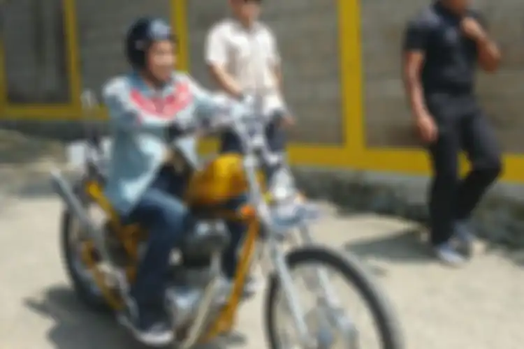 Pak Joko Widodo menaiki motor custom bergaya chooper miliknya