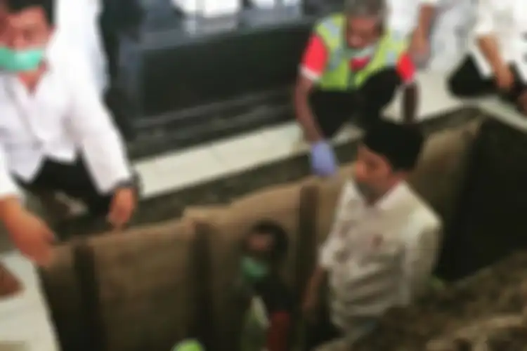 Presiden Joko Widodo saat membantu proses pemakaman sang Ibunda, Sujiatmi Notomihardjo di TPU Dusun Mundu, Karanganyar, Jawa Tengah, Kamis (26/3/2020).