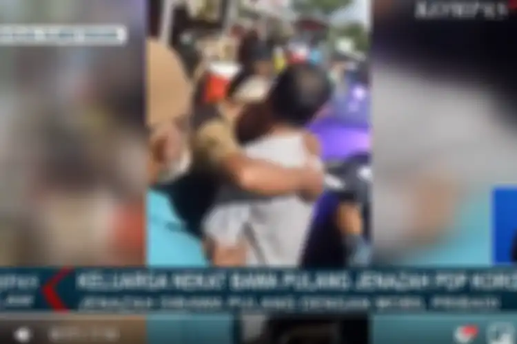 Video keluarga membawa jenazah seorang perempuan yang berstatus Pasien Dalam Pengawasan covid-19 di Kabupaten Kolaka, Sulawesi Tenggara (Sultra).(repro bidik layar YouTube Kompas TV)