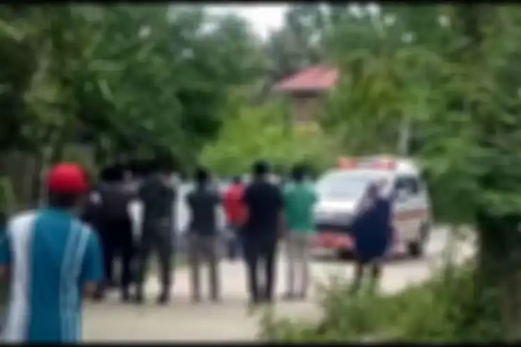 Remaja 14 tahun di Majene, Sulawesi Barat di jemput petugas, lantaran positif Covid-19.